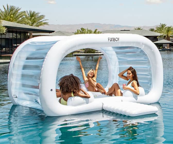 Floating Wine Glasses with Splash-Proof Silicone Lids for the Pool