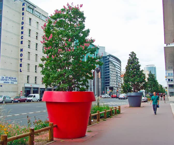 GIO MONSTER - This Gigantic Flower Pot Stands Over 6 Feet Tall!