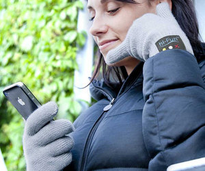 Hi-Call - Bluetooth Talking Glove Turns Your Hand Into a Telephone