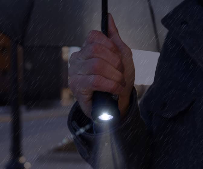 Wind 'N Go Vers-a-Light - Weatherproof Hand-Crank Flashlight / Lantern