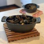 Cast Iron Seafood and Mussel Pot - Lid Holds Empty Shells
