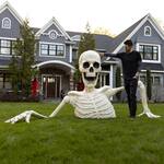 Giant Skeleton Groundbreaker Statue