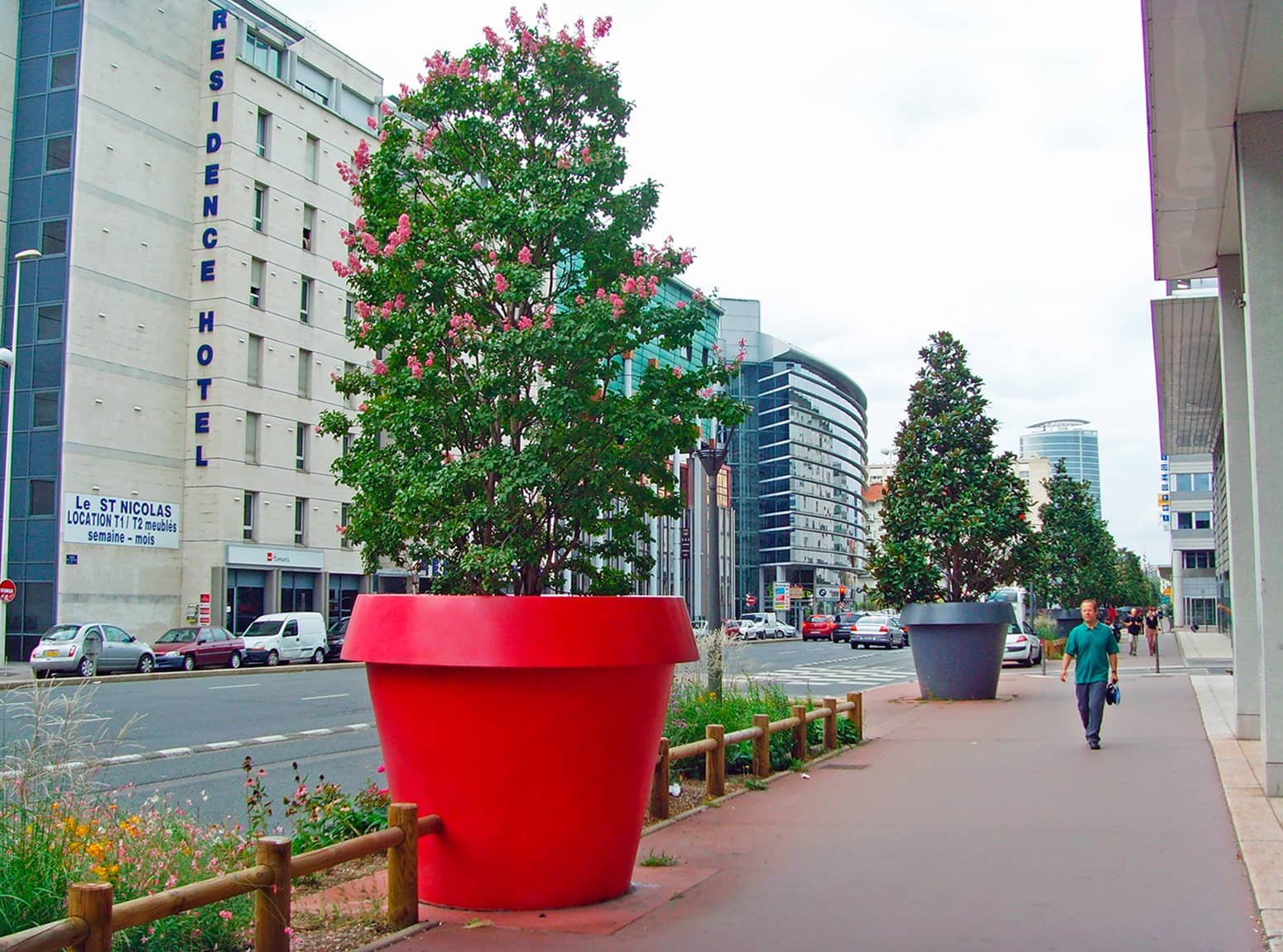 GIO MONSTER - This Gigantic Flower Pot Stands Over 6 Feet Tall!