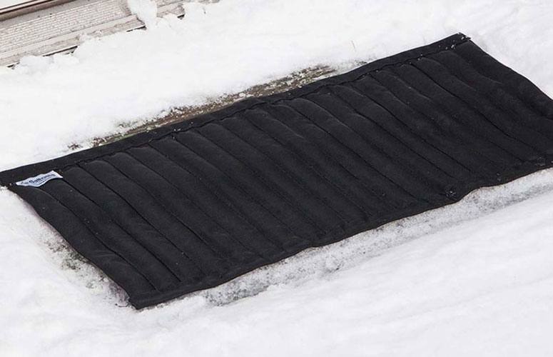 https://www.thegreenhead.com/imgs/xl/saltnets-reusable-snow-ice-melting-mats-and-stair-treads-xl.jpg