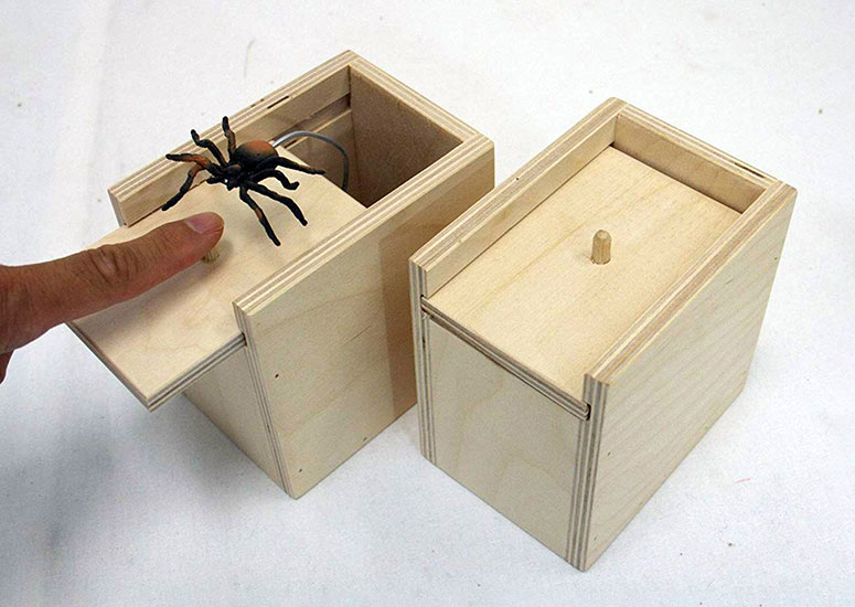 Funny Scare Box Wooden Prank Spider Hidden in Case Joke Gag Toy Halloween Gif~GQ